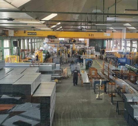 interior de fábrica de proveedor de perfiles metálicos normalizados